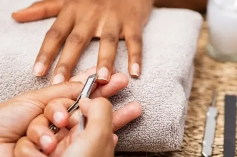Unhas sendo feitas por manicure ilustrando a matéria do presente do Senac Umuarama