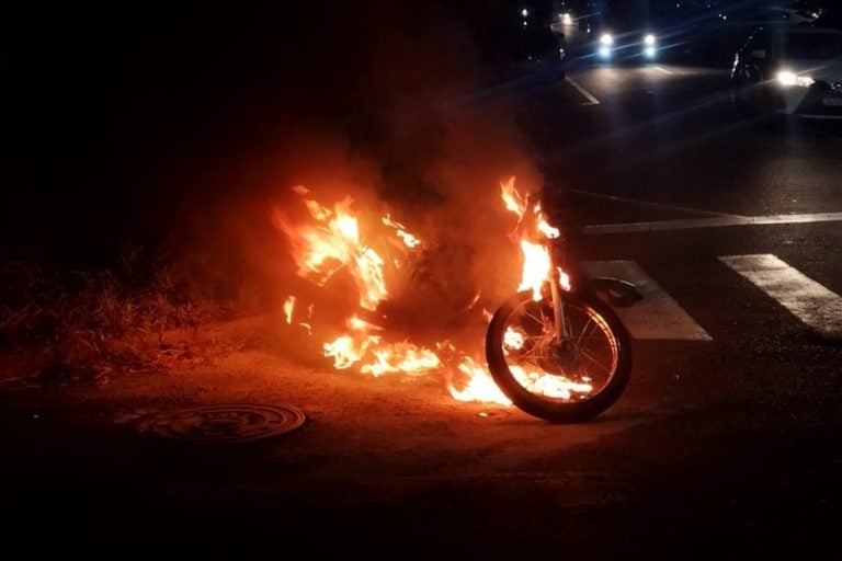 Moto em chamas em avenida escura de Umuarama