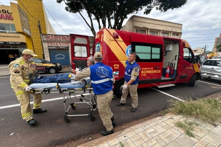 O motociclista, que ficou desorientado após a batida, foi prontamente socorrido por uma equipe do Corpo de Bombeiros de Umuarama.