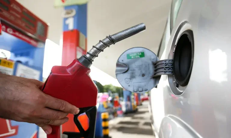 Bomba de combustíveis sendo preparada para ser inserida no tanque de um veículo