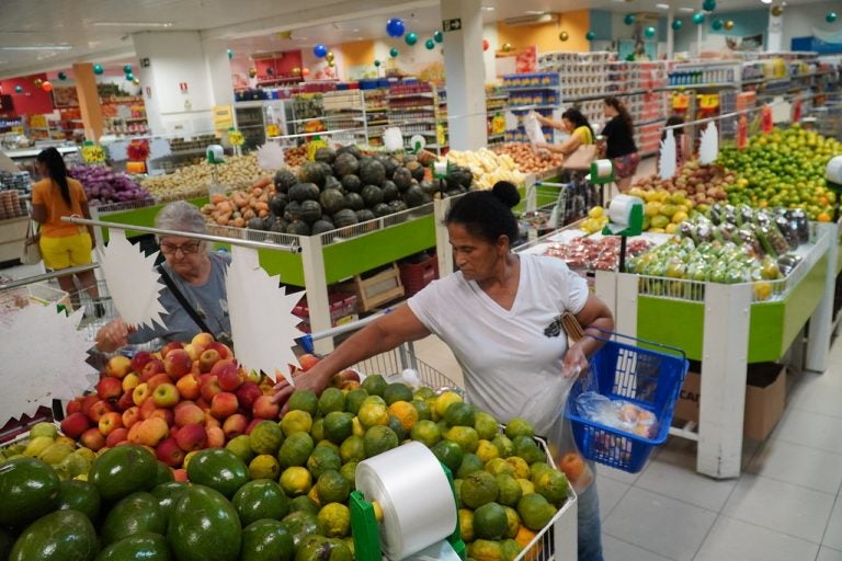 Frutas e verduras nas gôndolas do supermercado.