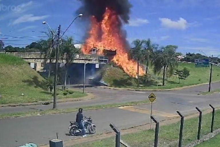 Caminhões explodem após colisão frontal no Paraná. Na imagem, um frame da explosão entre os veículos.