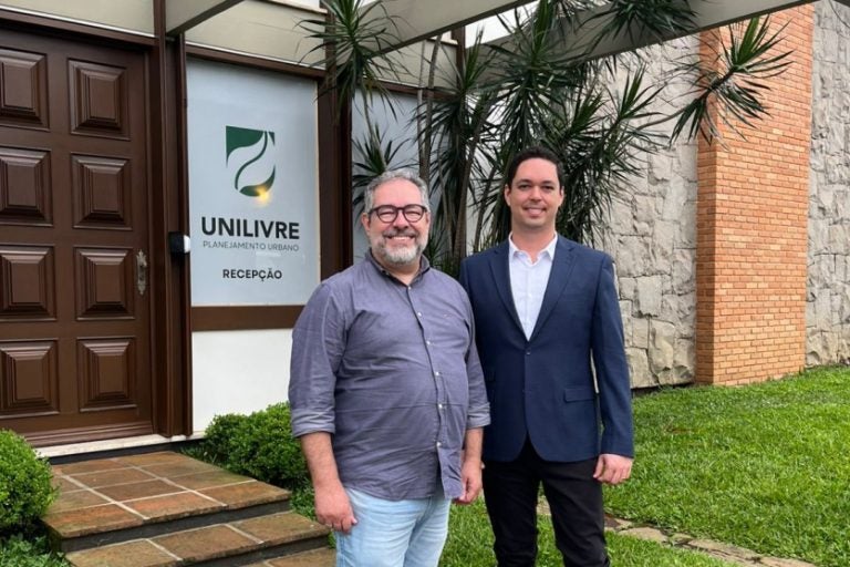 Umuarama cidade inteligente. Na foto, Júnior Ceranto ao lado do diretiro Maurício Pimentel.