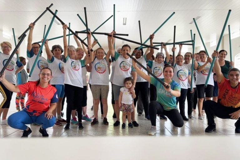 Vida Ativa Melhor Idade retorna atividades na segunda-feira. Na foto, uma imagem do grupo celebrando.