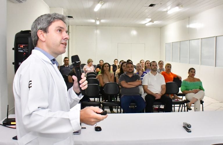 Curso de sondagem vesical em Umuarama. Na foto, o urologista Dr. Fernando Frederico e os enfermeiros e enfermeiras das UBS.