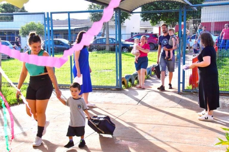 Escolas e CMEIs de Umuarama no retorno das aulas. Na foto, a entrada de uma as instituições, com pais e alunos.