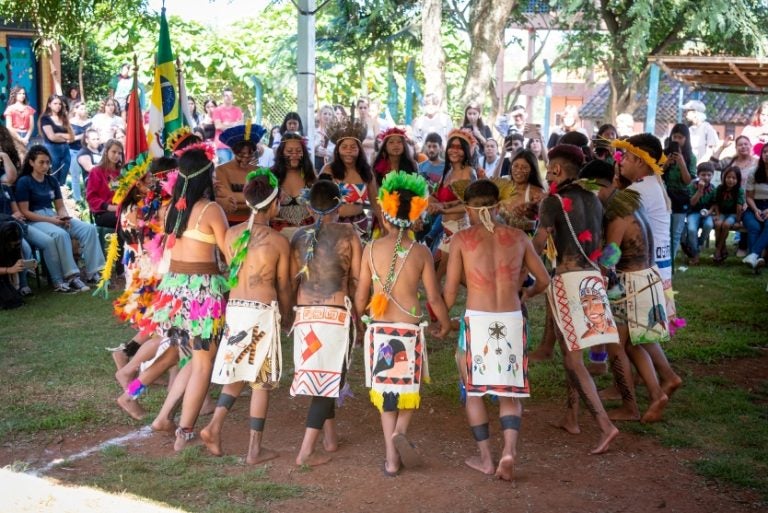Itaipu destina terras a indígenas e valor é fixo em R$ 240 milhões. Na foto, um grupo de indígenas em uma roda.