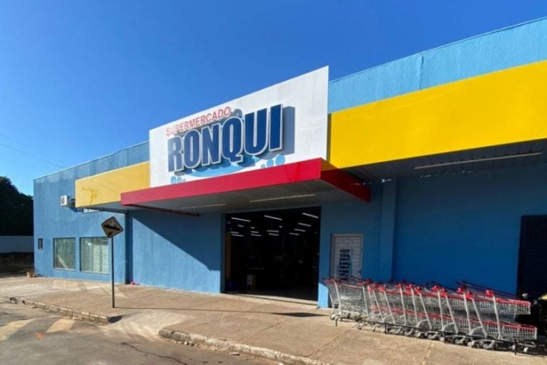 Supermercado Ronqui divulga vagas de emprego, em Umuarama. Na foto, a entrada do estabelecimento.