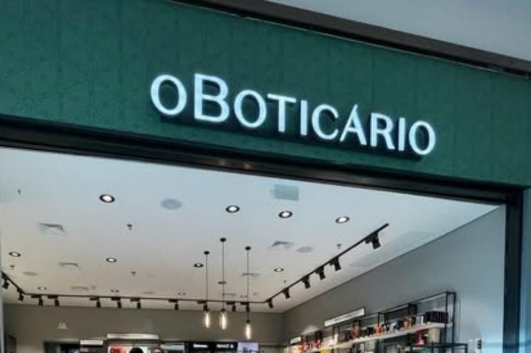 O Boticário divulga vaga de emprego em Umuarama. Na foto, a logo da empresa em uma das unidades.