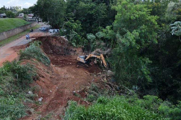 Recuperação de erosão na avenida Industrial inicia. Na foto, a erosão no local.