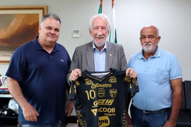 Presidente da AFSU e vice-governador se encontram em Curitiba. Na foto, os dois ao lado do vereador Newton Soares.