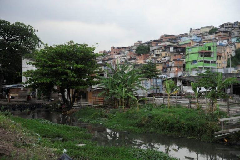 Estudo mostra evolução do coronavírus em amostras colhidas no Brasil. Na foto, o complexo da Maré.