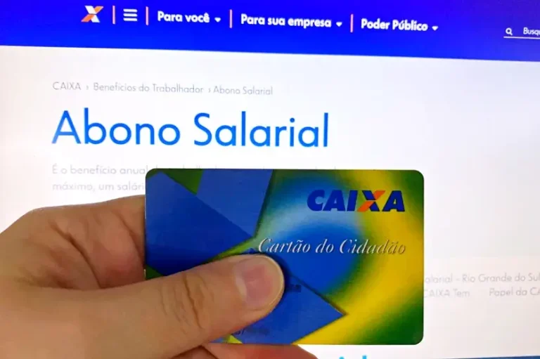 Mão de uma mulher branca segurando um cartão cidadão para ilustrar uma matéria falando sobre o abono salarial.