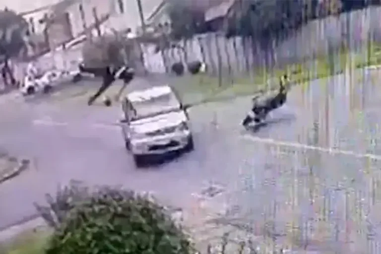 Acidente com moto, mostra o motociclista no ar apos batida com carro