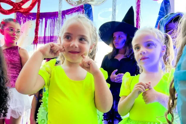 Crianças no bloquinho de carnaval do shopping Palladium Umuarama.