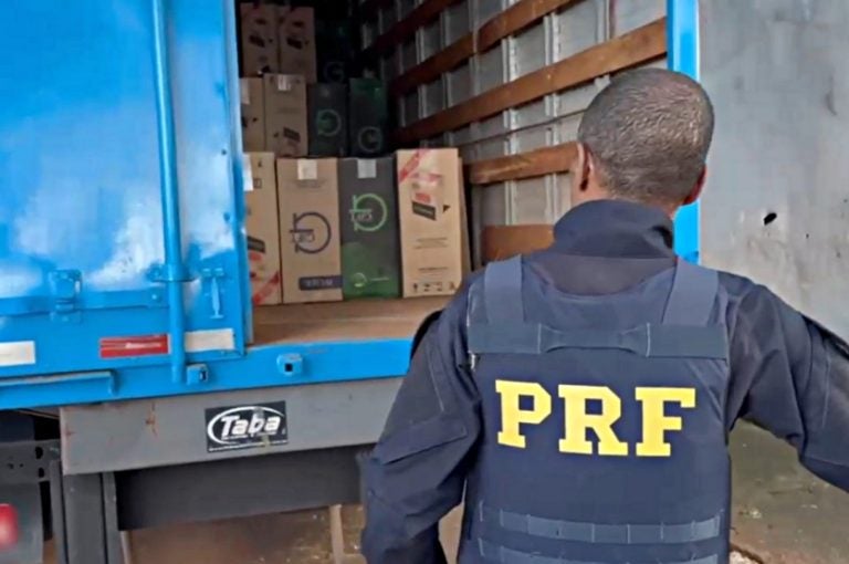Caminhão Com 125 Mil Maços De Cigarros é Apreendido Na Pr 323