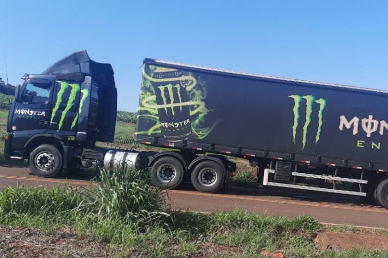 Caminhão com placas de Umuarama: o caminhão com placas de Umuarama e o Honda Civic tiveram danos significativos
