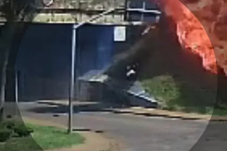Print do vídeo onde o caminhoneiro salta de viaduto para fugir de incêndio após batida com caminhão-tanque