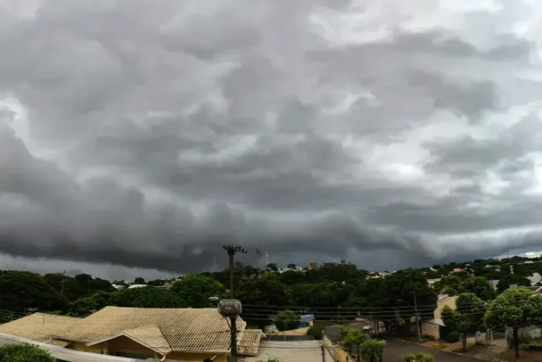 Chuva Intensa E Rajadas De Vento Atingem Umuarama Nesta Tarde (2)