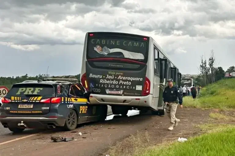 Colisão Entre Viatura Da Prf E ônibus Deixa Dois Policiais Feridos 1