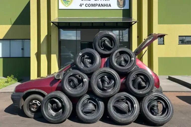 Corsa Carregado Com 50 Pneus Contrabandeados (2)