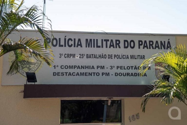 violência contra mulheres em Douradina. Na foto, a placa do destacamento da PM de Douradina.