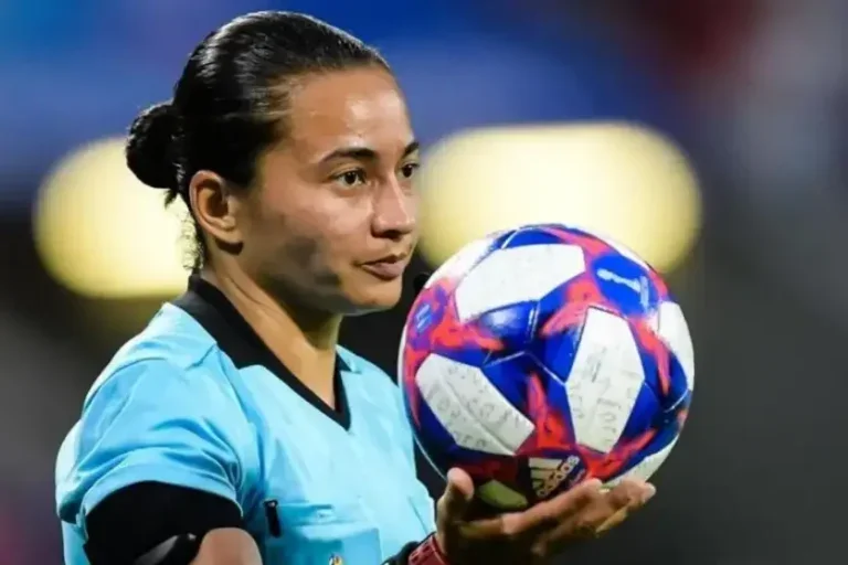 Árbitra Edina Alves Batista