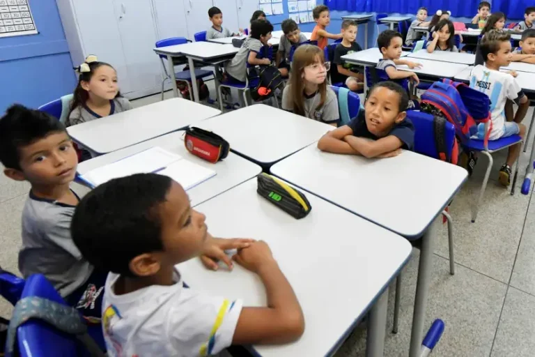 Crianças convocas pelo Fila única estudando