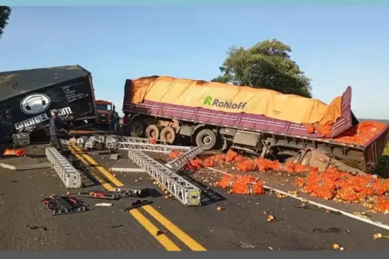 Grave Colisão Entre Carreta E Caminhão Deixa 2 Jovens Mortos (2)