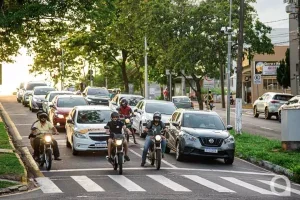 Veículos parados no semáforo também pagam IPVA 2025