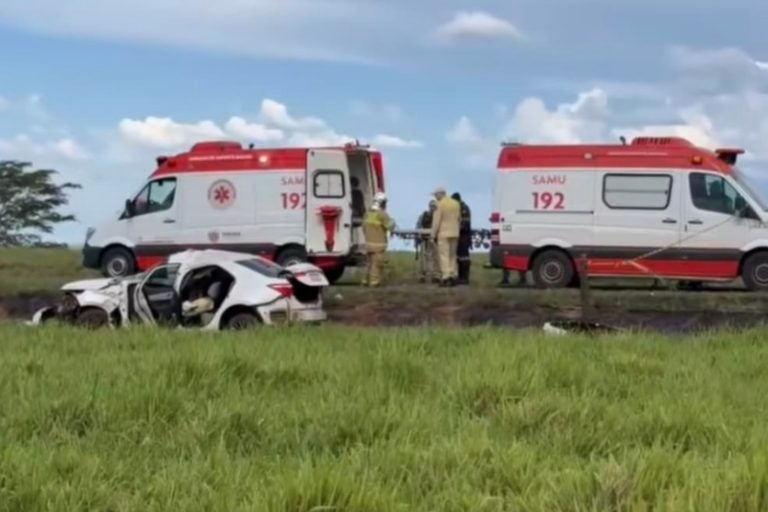 Jovem ferido: O veículo capotou e colidiu contra um poste.