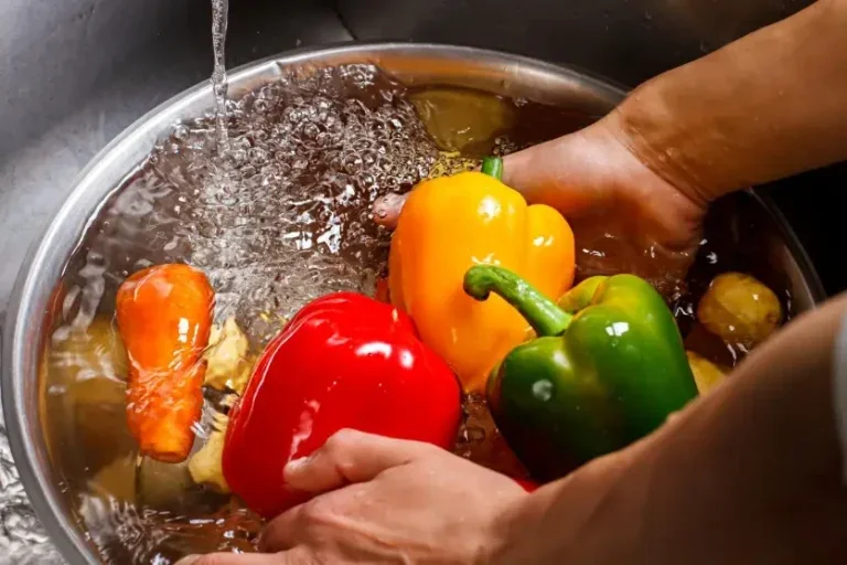 Foto de alimentos dentro de uma cumbuca com água para ilustrar a matéria sobre Lavar Alimentos Com Vinagre Não Protege Contra Contaminação