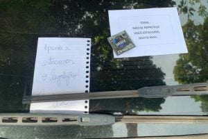 Motorista usa duas vagas: