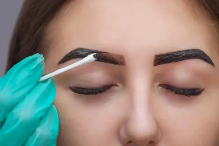 Mulher Aplicando Henna Em Sobrancelha