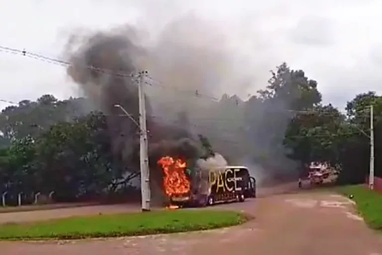 Ônibus Pega Fogo Em Goioerê E Bombeiros São Acionados (1)