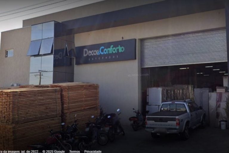 Decor & Conforto Estofados divulga vaga em Umuarama. Na foto, a entrada da empresa.