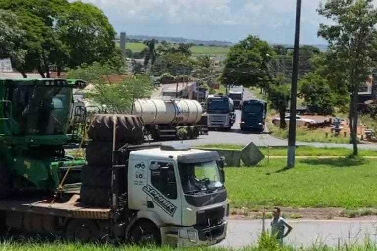 Trânsito fica bloqueado na saída de Umuarama para Serra dos Dourados.