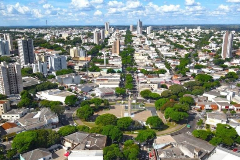 Tempo abafado: Além da chuva, a tendência é de leve queda nas temperaturas.