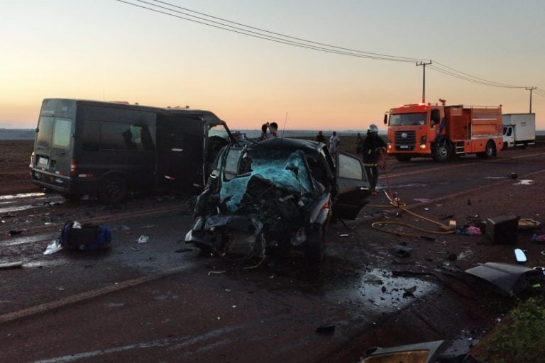 Colisão frontal na PR-486, em Assis Chateaubriand, deixa um morto e dois feridos. Na foto, os veículos envolvidos no sinistro.