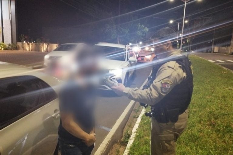 Blitz da Lei Seca em Umuarama. Na foto, um condutor sendo submetido ao teste do bafômetro.