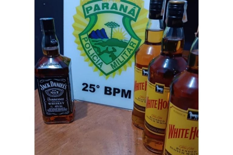 Mulher é presa por furtar whisky em Umuarama. Na foto, as garrafas apreendidas pela PM.