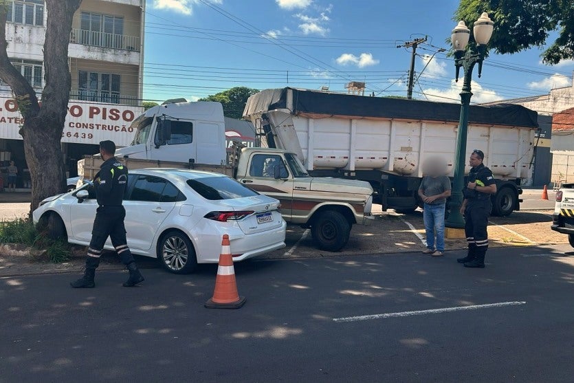 Caminhão colide em veículos no Centro de Umuarama. Na foto, o veículo após as colisões.