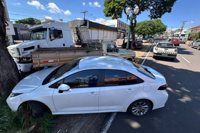 Carreta desgovernada em Umuarama. Na foto, o veículo pouco após atingir veículos estacionados.