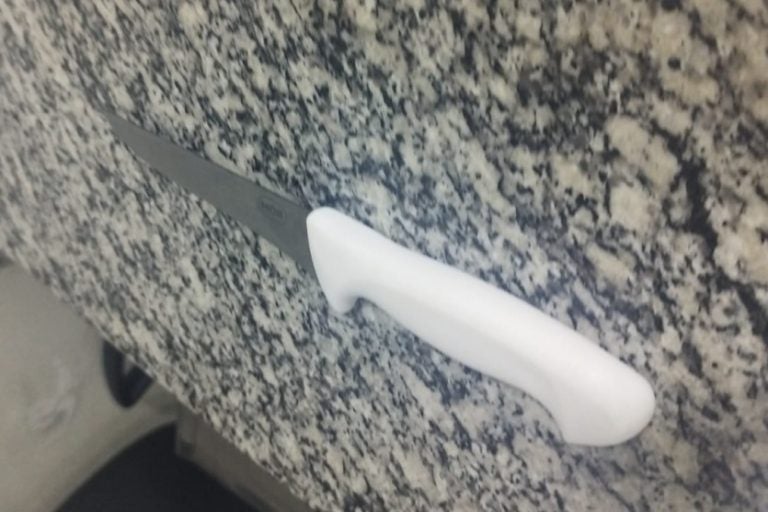 Mulher esfaqueia marido em Francisco Alves e acaba detida em hospital de Umuarama. Na foto, a faca usada para o crime.