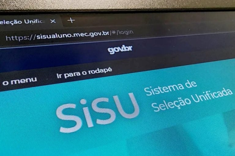 Matrículas para aprovados no Sisu 2025 está disponível até esta segunda-feira. Na foto, um monitor com a página de inscrição do Sisu.