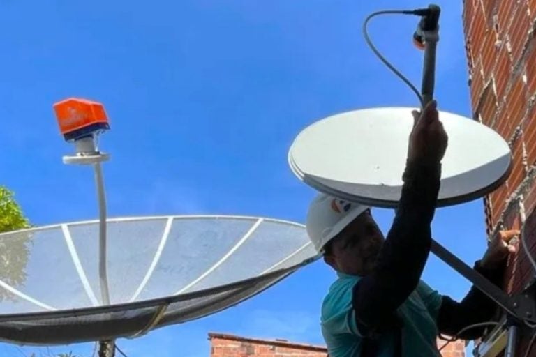 Nova parabólica digital: prazo para substituição encerra em junho. Na foto, um funcionário fazendo a substituição das antenas.