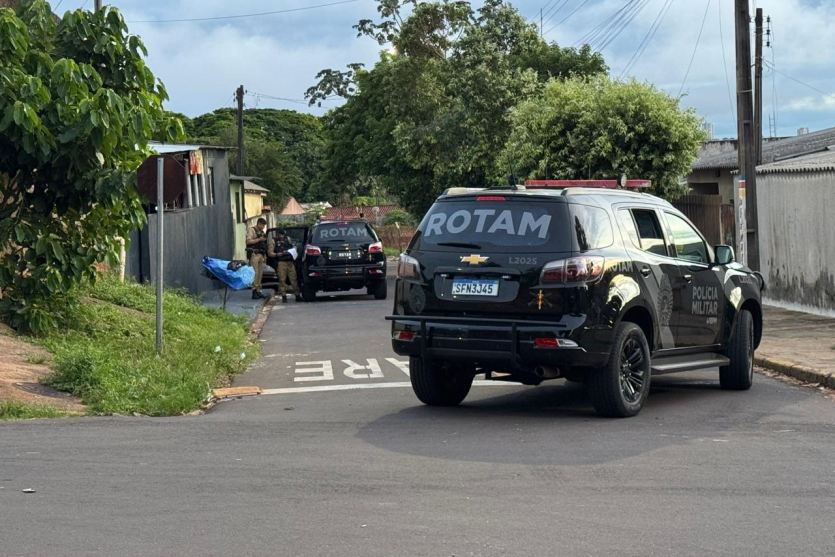 Operação Alvorada em Umuarama. Na foto, viaturas da Rotam dando cumprimento aos mandados no bairro.