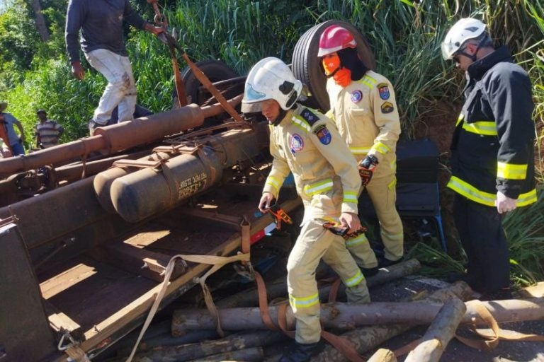 Caminhoneiro morre em capotamento na PR-576, em Tapira. Na foto, Equipes do Corpo de Bombeiros trabalhando para retirar a vítima do veículo.