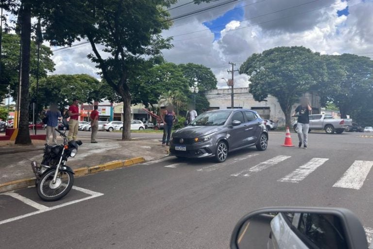 Colisão na Av. Castelo Branco, em Umuarama. Na foto, o veículo e a moto envolvidos na batida.