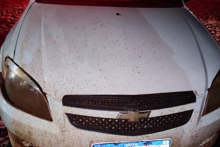 Atropelamento na PR-574, em Cafelândia, deixa pedestre ferido. Na foto, o automóvel com a parte frontal parcialmente danificada.